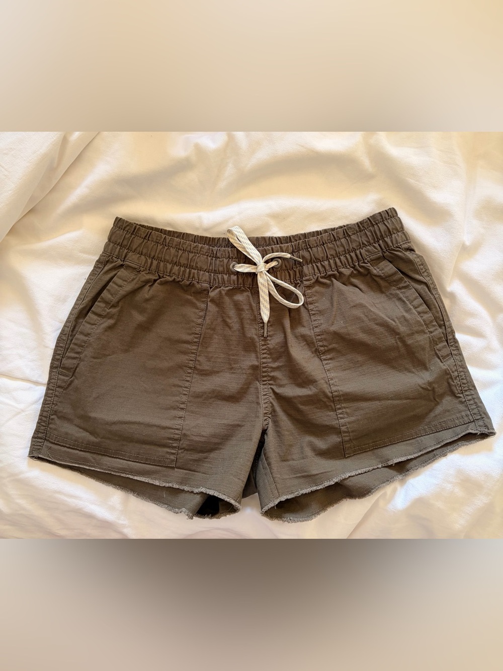 Vuori Women’s Army Green Ripstop Shorts Size xs Raw hem